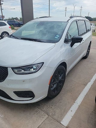 2024 Chrysler Pacifica Touring L S package