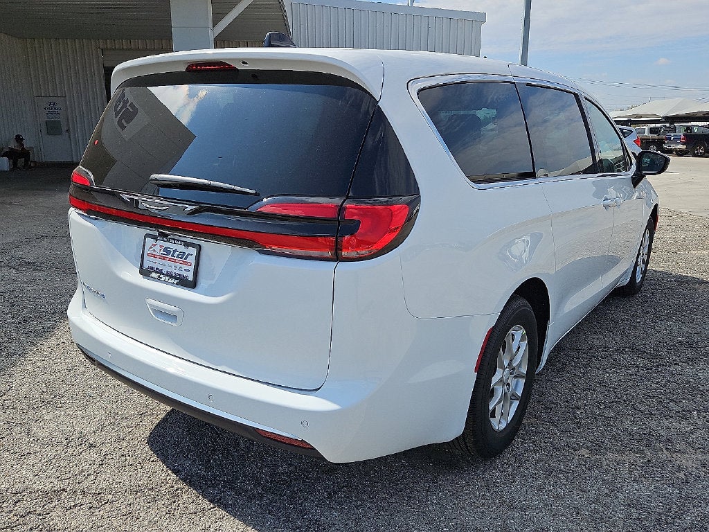2027 Chrysler Pacifica Select