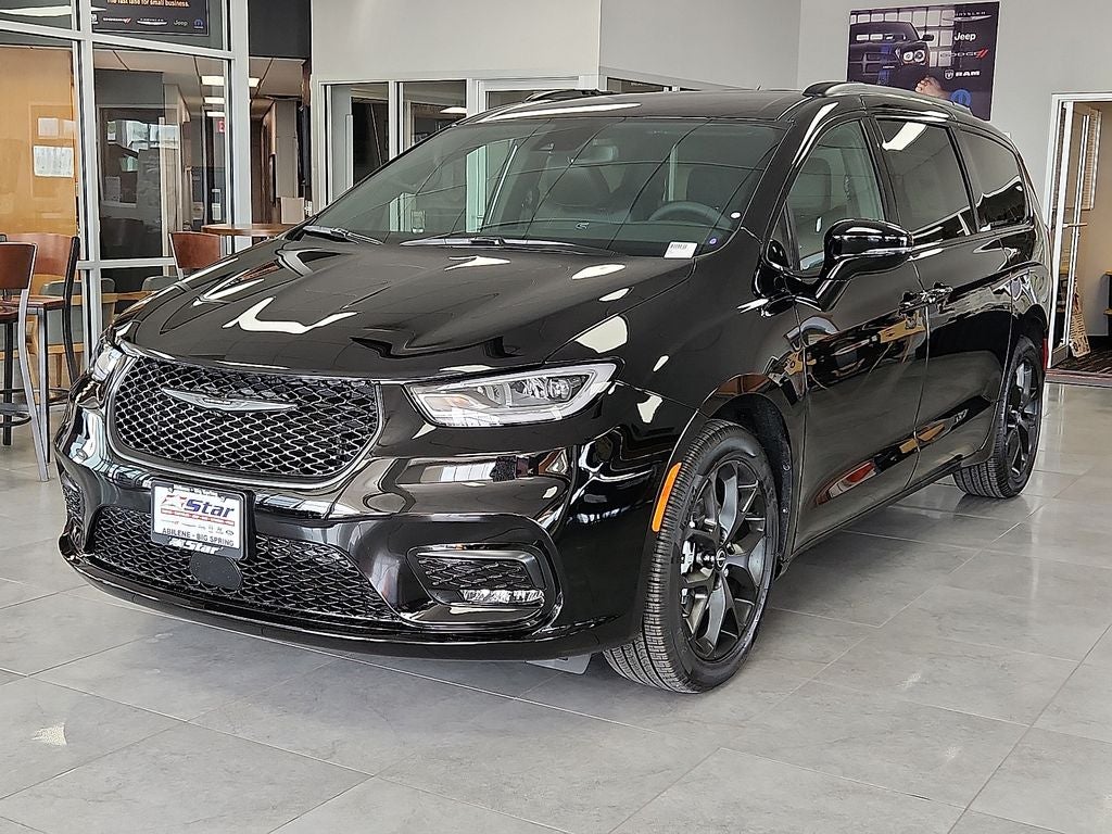 2026 Chrysler Pacifica Select's photo