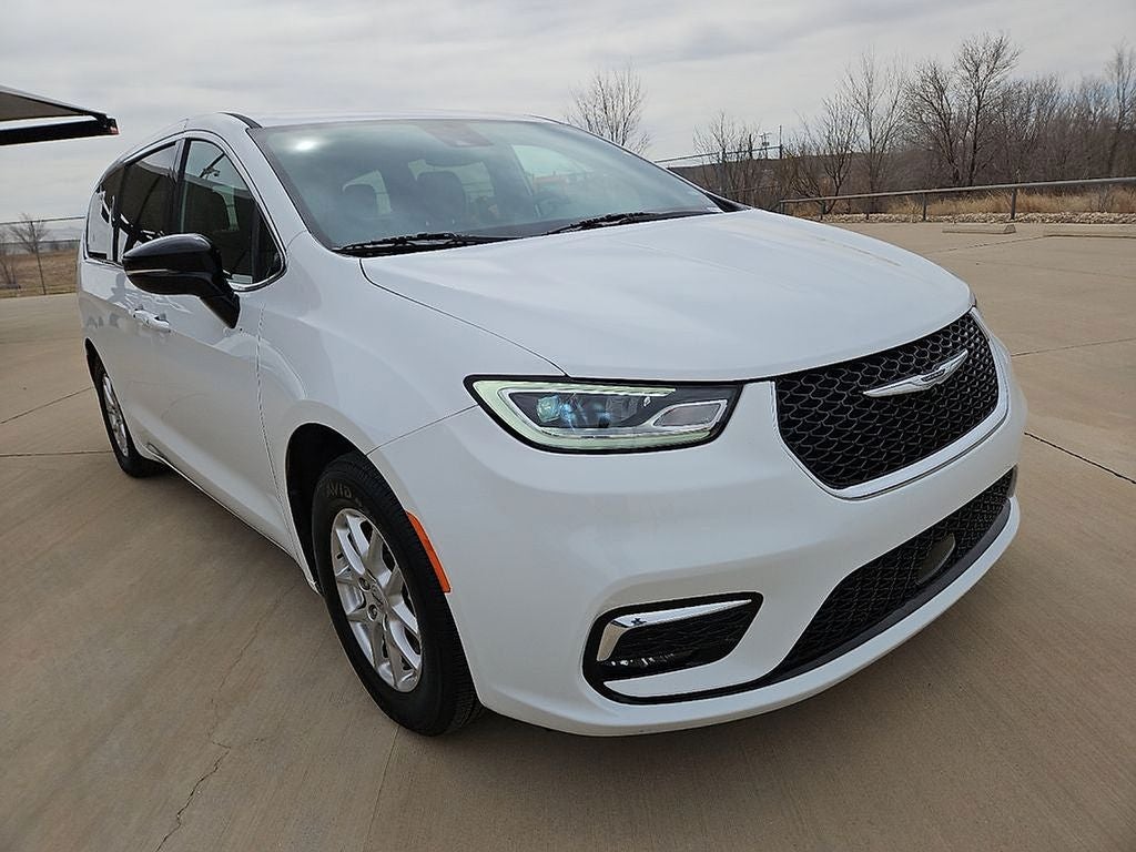 2025 Chrysler Pacifica Select's photo